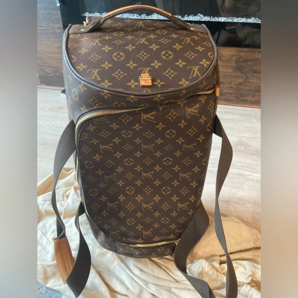 💯% Authentic Louis Vuitton Monogram Duffel Bag (carry-on) - Picture 15 of 16